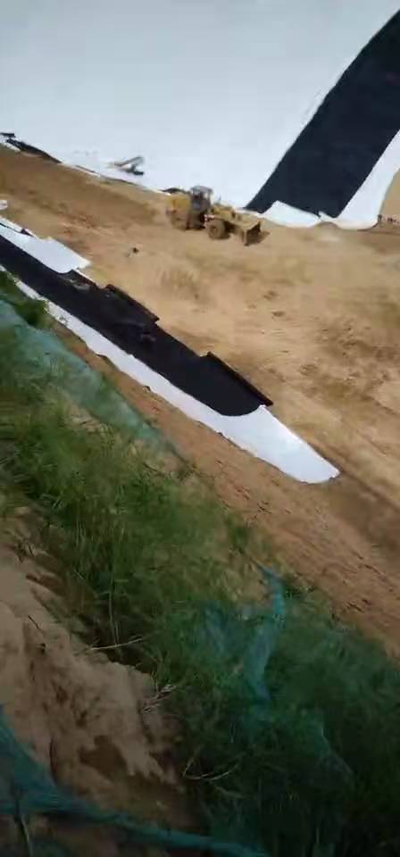 固废填埋场防渗膜铺设、焊接、填埋。
